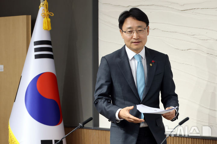 [세종=뉴시스] 강종민 기자 = 임광현 국세청장이 11일 세종시 정부세종청사에서 2026년 국세청 업무보고 주요 내용 발표를 위해 단상에 오르고 있다. 2025.12.11. ppkjm@newsis.com