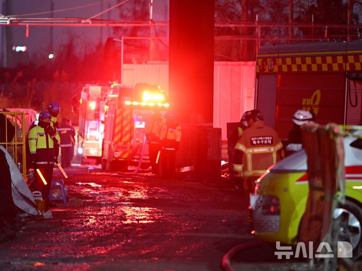 [광주=뉴시스] 이현행 기자 = 구조 당국이 11일 오후 광주 서구 치평동 광주대표도서관 건설 현장에서 콘크리트 타설 작업 중 구조물 붕괴 사고가 나 매몰된 것으로 추정되는 작업자 구조를 위해 밤 수색 작업에 나서고 있다. 2025.12.11. lhh@newsis.com