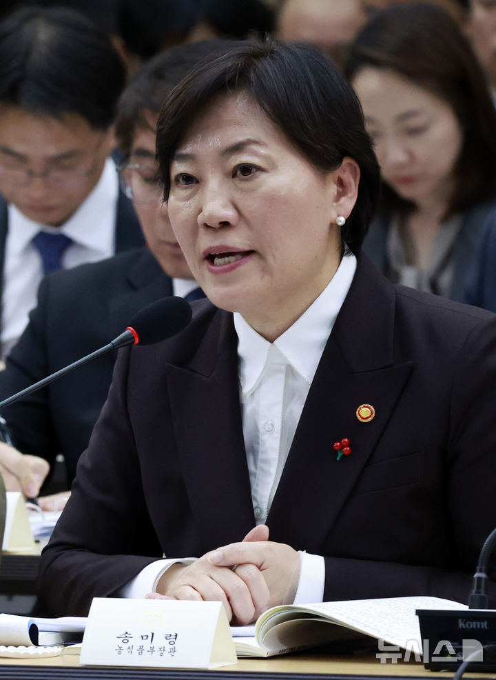 [세종=뉴시스] 최동준 기자 = 송미령 농림축산식품부 장관이 11일 세종시 정부세종컨벤션센터에서 열린 '희망찬 농업·농촌, 모두가 행복하게 일하는 나라' 농림축산식품부(농촌진흥청·산림청)-고용노동부 업무보고에서 이재명 대통령 질문에 답하고 있다. 2025.12.11. photocdj@newsis.com
