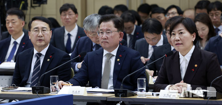 [세종=뉴시스] 최동준 기자 = 송미령 농림축산식품부 장관이 11일 세종시 정부세종컨벤션센터에서 열린 '희망찬 농업·농촌, 모두가 행복하게 일하는 나라' 농림축산식품부(농촌진흥청·산림청)-고용노동부 업무보고에서 이재명 대통령 질문에 답하고 있다. 왼쪽부터 김인호 산림청장, 이승돈 농촌진흥청장, 송미령 농림축산식품부 장관. 2025.12.11. photocdj@newsis.com