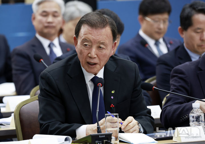 [세종=뉴시스] 최동준 기자 = 홍문표 한국농수산식품유통공사 사장이 11일 세종시 정부세종컨벤션센터에서 열린 '희망찬 농업·농촌, 모두가 행복하게 일하는 나라' 농림축산식품부(농촌진흥청·산림청)-고용노동부 업무보고에서 이재명 대통령 질문에 답하고 있다. 2025.12.11. photocdj@newsis.com