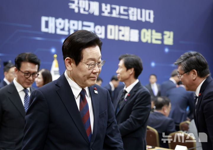 [세종=뉴시스] 최동준 기자 = 이재명 대통령이 11일 세종시 정부세종컨벤션센터에서 열린 '희망찬 농업·농촌, 모두가 행복하게 일하는 나라' 농림축산식품부(농촌진흥청·산림청)-고용노동부 업무보고를 마치고 이동하고 있다. 2025.12.11. photocdj@newsis.com