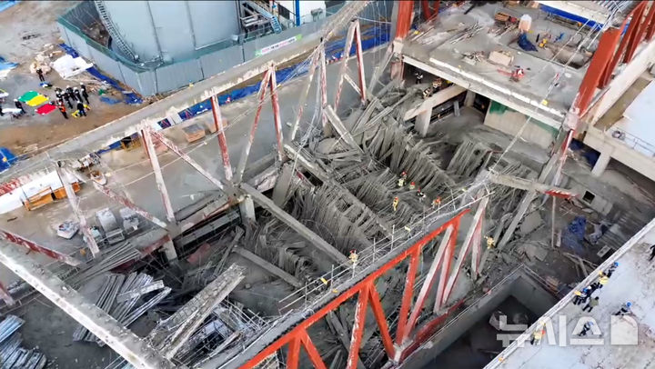 [광주=뉴시스] 변재훈 기자 = 11일 오후 광주 서구 치평동 광주대표도서관 건설 도중 난 구조물 붕괴 현장에서 소방 당국이 매몰 작업자들을 수색, 구조하고 있다. (사진=광주소방본부 제공) 2025.12.11. photo@newsis.com