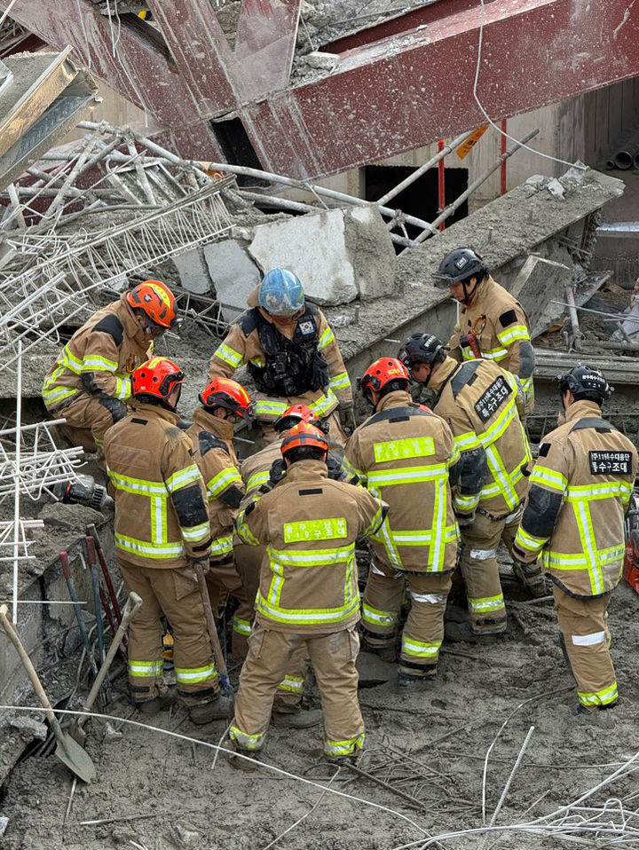 [광주=뉴시스] 강종민 기자 = 11일 오후 광주 서구 치평동의 광주대표도서관 붕괴 사고 현장에서 출동한 구조대원들이 매몰자 수색·구조 작업을 벌이고 있다. (사진=소방청 제공) 2025.12.11. photo@newsis.com *재판매 및 DB 금지