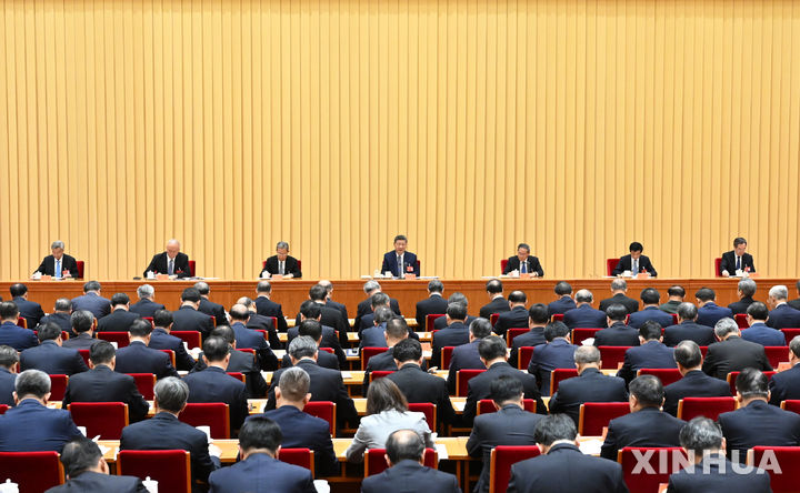 [베이징=신화/뉴시스] 중국 최고지도부가 11일 시진핑 국가주석 주재로 중앙경제공작회의를 개최하고, 복합적인 내·외부 도전에 대응하기 위해 내수 주도와 개혁·혁신 등에 방점을 둔 2026년 경제 운영 방향을 제시했다. 2025.12.12. 