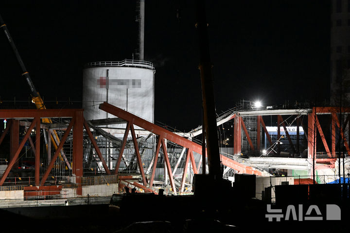 [광주=뉴시스] 이현행 기자 = 11일 오후 광주 서구 치평동 광주대표도서관 건설 현장에서 콘크리트 타설 작업 중 구조물 붕괴 사고가 나 소방 당국이 잔해물에 매몰된 것으로 추정되는 작업자 2명을 구조 중이다. 다른 매몰자 2명은 구조됐지만 사망했다. 2025.12.11. lhh@newsis.com