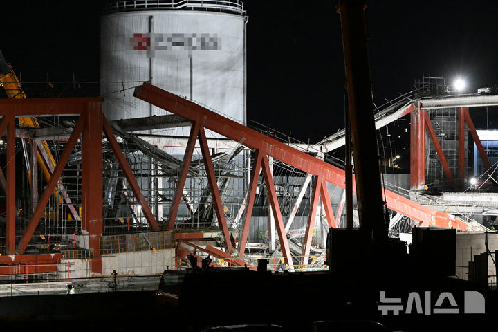 [광주=뉴시스] 이현행 기자 = 11일 오후 광주 서구 치평동 광주대표도서관 건설 현장에서 콘크리트 타설 작업 중 구조물 붕괴 사고가 나 소방당국이 잔해물에 매몰된 것으로 추정되는 작업자 2명을 구조 중이다. 다른 매몰자 2명은 구조됐지만 사망했다. 2025.12.11. lhh@newsis.com