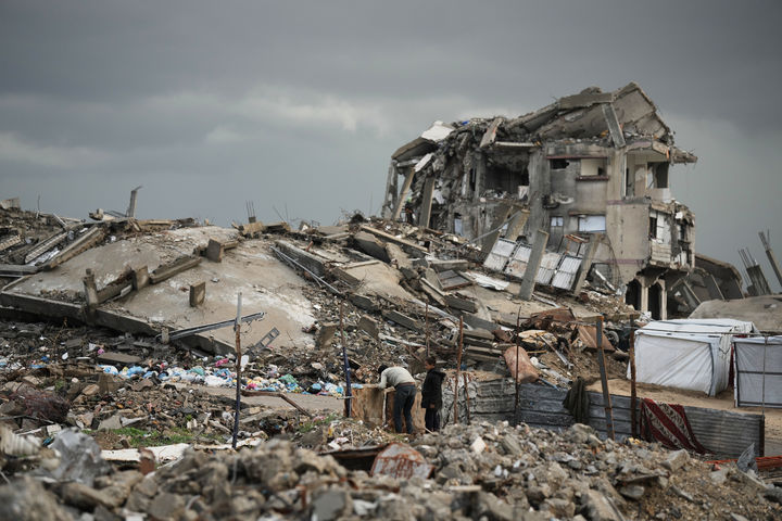 [가자시티=AP/뉴시스] 지난 11일(현지 시간) 가자지구 가자시티에 겨울 폭풍이 지나간 후 팔레스타인 난민들이 폐허 속을 걷고 있다. 2025.12.14.
