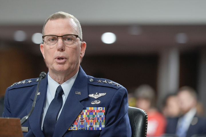 [워싱턴=AP/뉴시스] 그레고리 기요 미 북부사령부 사령관이 지난 11일(현지 시간) 미국 워싱턴DC 상원 군사위원회에서 열린 국토 안보 청문회에 출석해 증언하고 있다. 기요 사령관은 도널드 트럼프 대통령의 '내부의 적' 주장 관련 "어떤 징후도 포착 못 했다"고 소신 발언했다. 2025.12.15.