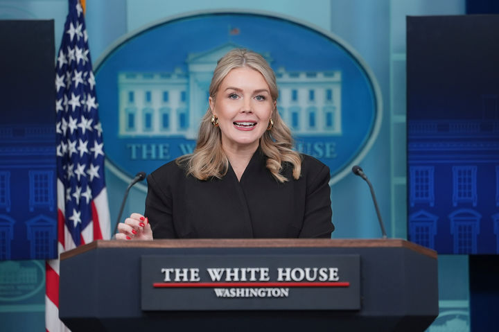 [워싱턴=AP/뉴시스]캐럴라인 레빗 백악관 대변인이 11일(현지 시간) 정례브리핑에서 취재진 질문에 답변하고 있다. 2025.12.12.