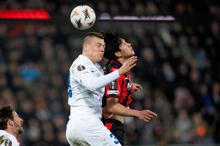 [헤르닝=AP/뉴시스] 미트윌란의 이한범(오른쪽)이 11일(현지 시간) 덴마크 헤르닝의 MCH 아레나에서 열린 2025-26 유럽축구연맹(UEFA) 유로파리그(UEL) 리그 페이즈 6차전 헹크(벨기에)와 경기 중 공을 다투고 있다. 미트윌란은 전반 17분 터진 조규성의 선제골을 지켜 1-0 승리를 거두고 2위에 자리했다. 2025.12.12.