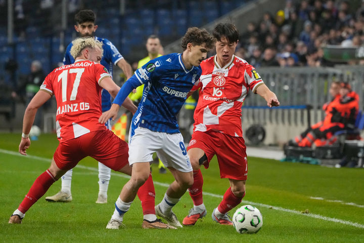 [포즈난=AP/뉴시스] 마인츠(독일)의 이재성(오른쪽)이 11일(현지 시간) 폴란드 포즈난의 에네아 스타디온에서 열린 2025-26 유럽축구연맹(UEFA) 유로파콘퍼런스리그(UECL) 리그 페이즈 5차전 레흐 포즈난과 경기 중 공을 다투고 있다. 이재성은 71분을 소화했고, 1명이 퇴장당한 마인츠는 1-1 무승부를 기록했다. 2025.12.12.