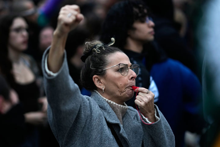 [리스본=AP/뉴시스] 11일(현지 시간) 포르투갈 리스본에서 정부의 노동법 개정안에 반대하는 총파업 시위가 열려 한 여성이 의회 밖에서 주먹을 불끈 쥔 채 호루라기를 불고 있다. 2025.12.12.