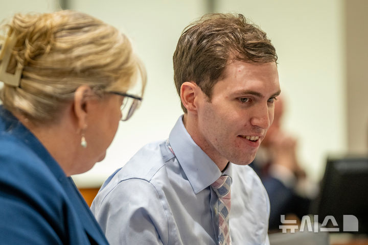 [유타주=AP/뉴시스] 보수 정치 활동가 찰리 커크 암살 용의자 타일러 로빈슨이 11일(현지 시간) 미국 유타주 프로보 제4 지방법원에서 열린 공판에 참석해 변호인과 대화하고 있다. 2025.12.12.