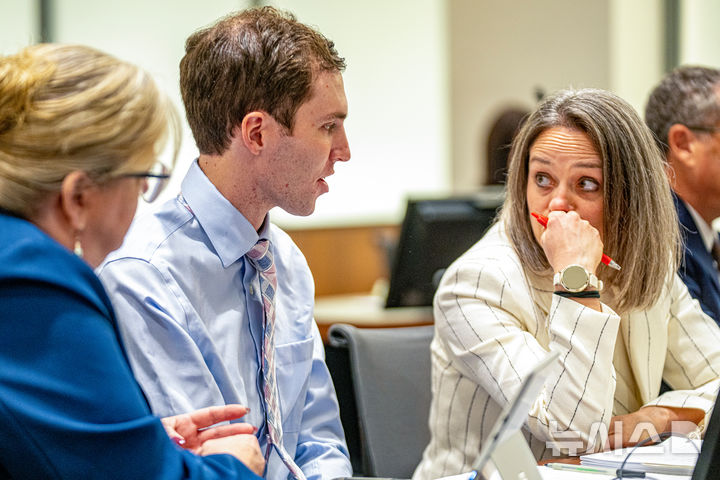 [유타주=AP/뉴시스] 보수 정치 활동가 찰리 커크 암살 용의자 타일러 로빈슨이 11일(현지 시간) 미국 유타주 프로보 제4 지방법원에서 열린 공판에 참석해 변호인과 대화하고 있다. 2025.12.12.