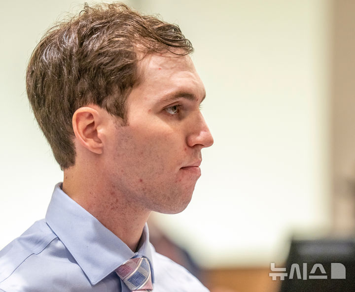 [유타주=AP/뉴시스] 보수 정치 활동가 찰리 커크 암살 용의자 타일러 로빈슨이 11일(현지 시간) 미국 유타주 프로보 제4 지방법원에서 열린 공판에 출석해 있다. 2025.12.12.