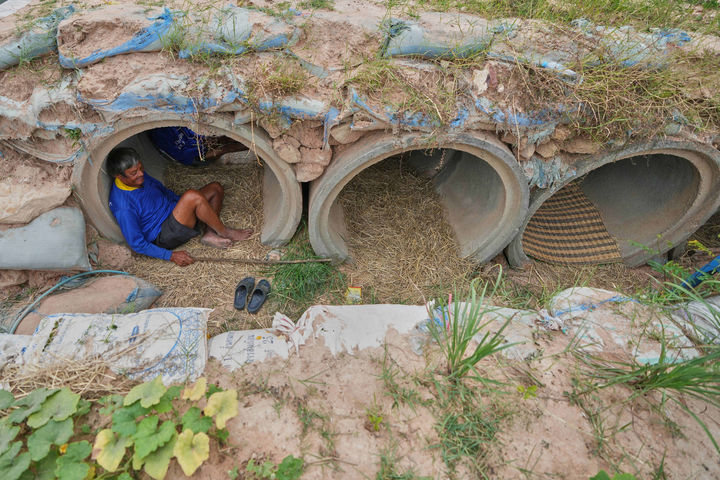 [부리라=AP/뉴시스] 지난 12일(현지 시간) 태국 부리람주에서 한 태국 주민이 캄보디아와 국경 분쟁을 피해 대피하고 있다. 태국과 캄보디아는 도널드 트럼프 미국 대통령이 "평화 협정에 복귀하기로 합의했다"고 발표한 지 하루도 안 된 13일 교전을 이어갔다. 2025.12.13.