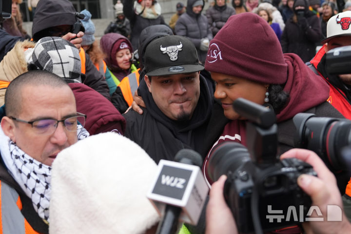 [AP/뉴시스] 미 트럼프 정부의 막무가내 추방의 상징이 된 비 미국인 킬마르 아브레고 가르시아가 12일 아침 14시간 전에 이민당국 억류센터에서 풀려난 뒤 의무 점검 차 볼티모어 이민당국 사무실에 들렀다가 나오고 있다. 이 동안 연방판사의 '청문 개시 전 재억류 불가' 판결이 나왔다.