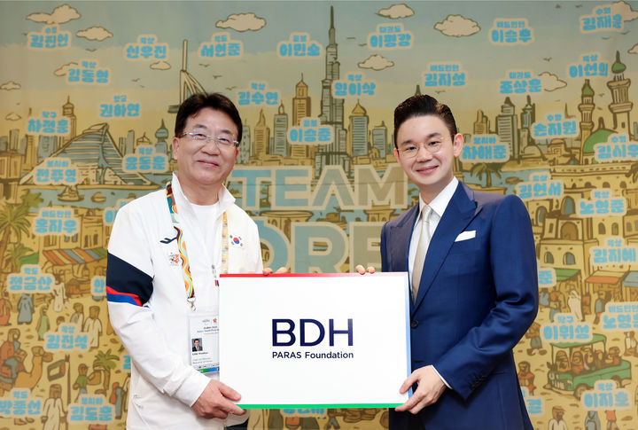 [서울=뉴시스]11일 아랍에미리트 두바이 현지 대한민국 상황실에서 차우규 2025 두바이 장애인아시아청소년경기대회 선수단장(좌)과 배동현 BDH재단 이사장이 기념 촬영을 하고 있다. (사진=대한장애인체육회 제공)