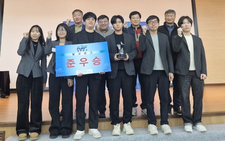 [군포=뉴시스] 경기 군포시 바둑팀이 지난달 30일 정규리그 준우승을 확정짓고 기념촬영을 하고 있다.(사진=군포시 제공) 2025.12.12. photo@newsis.com *재판매 및 DB 금지