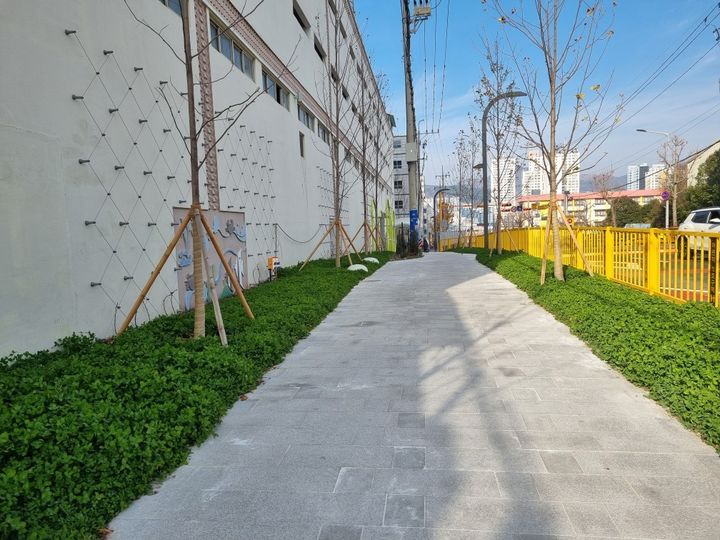 [부산=뉴시스] 부산 사하구 효림초교 일대에 조성된 선형공원. (사진=부산시 제공) 2025.12.12. photo@newsis.com *재판매 및 DB 금지