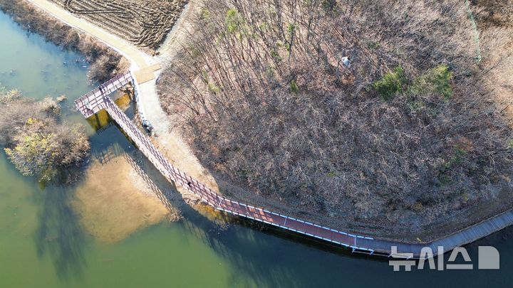 [용인=뉴시스] 연결공사가 마무리된 이동저수지 둘레길 단절 구간. (사진=용인시 제공) 2025.12.12. photo@newsis.com