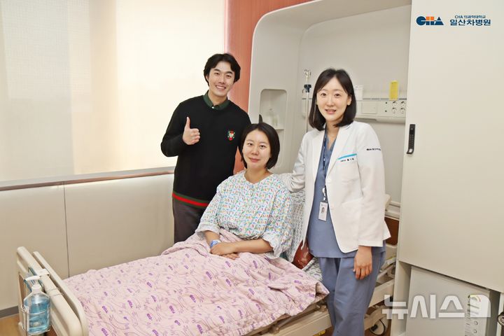 [서울=뉴시스] 배우 김호창씨 부부가 일산차병원에서 둘째 아이를 출산한 뒤, 주치의 홍기림 교수와 함께 기념촬영을 하고 있다. (사진= 일산차병원 제공)