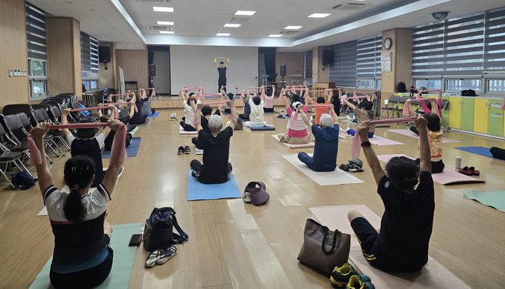 [안산=뉴시스]안산체력인증센터가 단원구노인복지관을 방문, 운동처방을 진행하고 있다.(사진=안산시 제공)2025.12.12.photo@newsis.com *재판매 및 DB 금지