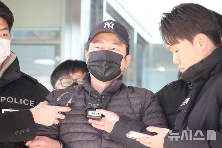 [천안=뉴시스] 최영민 기자=지난 4일 충남 천안시 서북구의 한 아파트에서 흉기를 휘둘러 70대 이웃을 숨지게 한 피의자 양민준(47)이 12일 천안동남경찰서를 나와 검찰로 송치되기 전 취재진의 질문에 답하고 있다. 2025.12.12 ymchoi@newsis.com