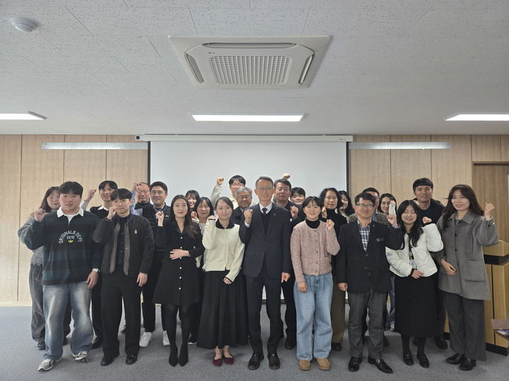 [공주=뉴시스] 혁신주니어보드 시책제안 보고회 참석자들이 기념 사진을 찍고 있다.(사진= 공주시 제공).2025.12.12.photo@newsis.com. *재판매 및 DB 금지