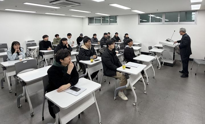 [거창=뉴시스] 거창대학 항공정비학부 현장 전문가 초청 특강 실시 (사진=거창군 제공) 2025. 12. 12. photo@newsis.com  *재판매 및 DB 금지