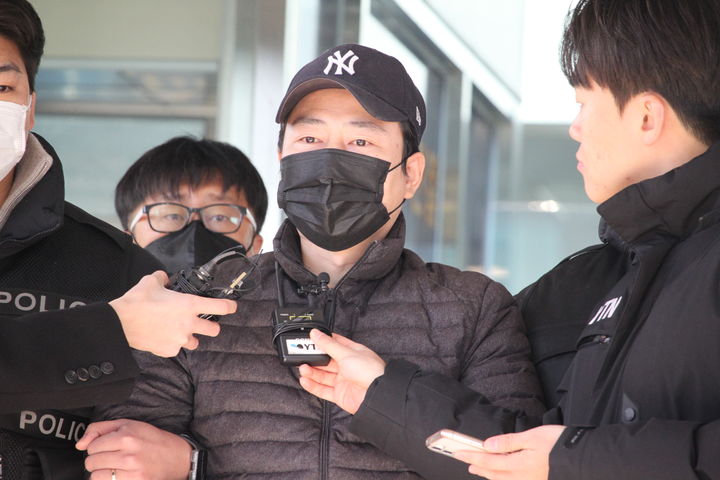 [천안=뉴시스] 최영민 기자 = 지난 4일 충남 천안시 서북구의 한 아파트에서 층간소음을 이유로 70대 이웃을 흉기로 살해한 양민준(47)이 12일 천안동남경찰서에서 검찰 송치에 앞서 취재진의 질문에 답하고 있다. 2025.12.12 ymchoi@newsis.com *재판매 및 DB 금지