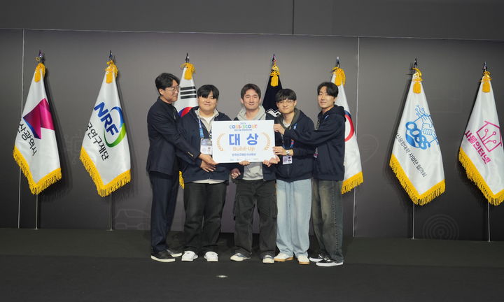 [서울=뉴시스] '2025 COSS-SCOUT 창업집중훈련 FLOW 창업경진대회'에서 대상을 받은 세종대 DeepLabs팀원들이 기념촬영을 하고 있다. (사진=세종대 제공) 2025.12.12. photo@newsis.com *재판매 및 DB 금지