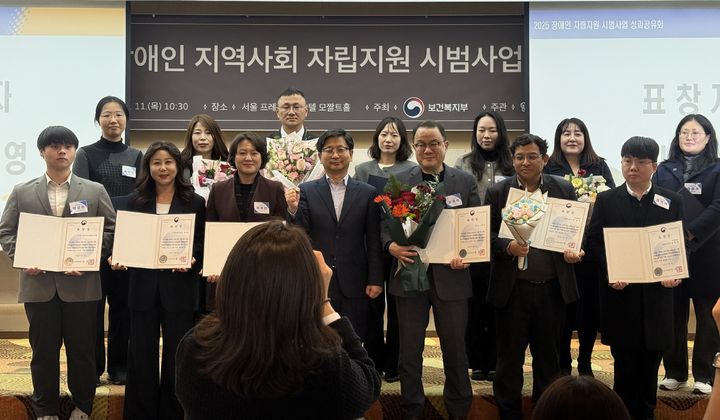 [거창=뉴시스] 거창군 삶의 쉼터, 최종수 팀장 보건복지부 장관상 수상 (사진=거창군 제공) 2025. 12. 12. photo@newsis.com *재판매 및 DB 금지