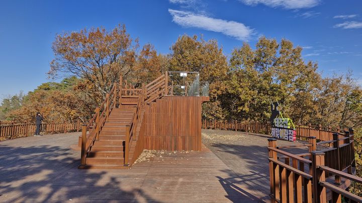 [천안=뉴시스] 천안시가 태조산 등산로 정비사업을 마치고 하늘길 전망대를 선보였다. (사진=천안시 제공) 2025.12.12 photo@newsis.com *재판매 및 DB 금지