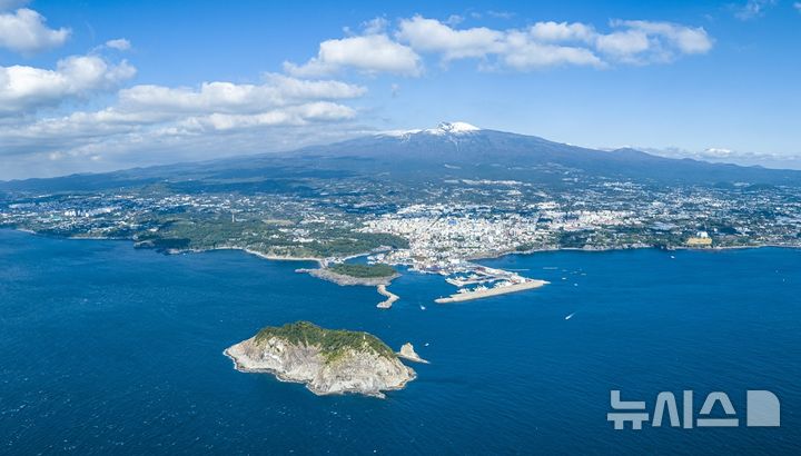 [제주=뉴시스] 임재영 기자 = 제주 서귀포시 남쪽 바다에서 바라본 전경. (사진=뉴시스 DB) ijy788@newsis.com