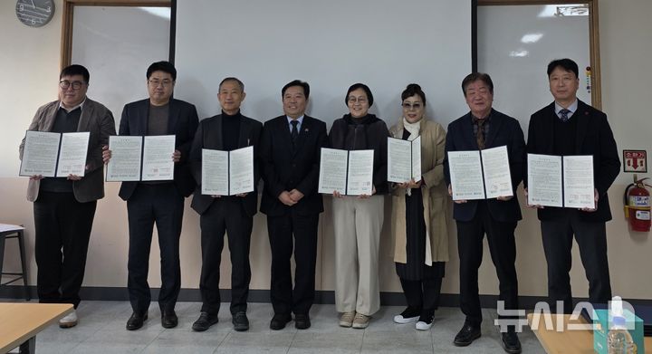 [창원=뉴시스]12일 오전 경남도 위탁기관인 경상남도광역정신건강복지센터에서 '2026년 경상남도 권역별 정신응급 당직의료기관'으로 지정된 6개 병원과 업무협약식이 열리고 있다.(사진=경남도 제공) 2025.12.12. photo@newsis.com