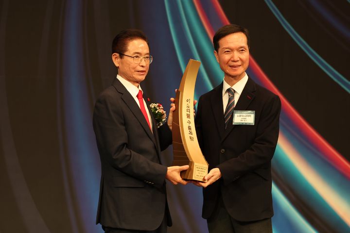  [영주=뉴시스] 박종화 노벨리스코리아 대표가 이철우 경북도지사로부터 '수출의 탑'을 전달받고 있다. (사진=노벨리스 코리아 제공) 2025.12.12. photo@newsis.com *재판매 및 DB 금지