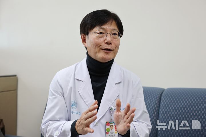 [서울=뉴시스] 변정식 서울아산병원 소화기내과 교수가 AI 대장내시경 시스템에 대해 설명하고 있다. (사진= 서울아산병원 제공) 