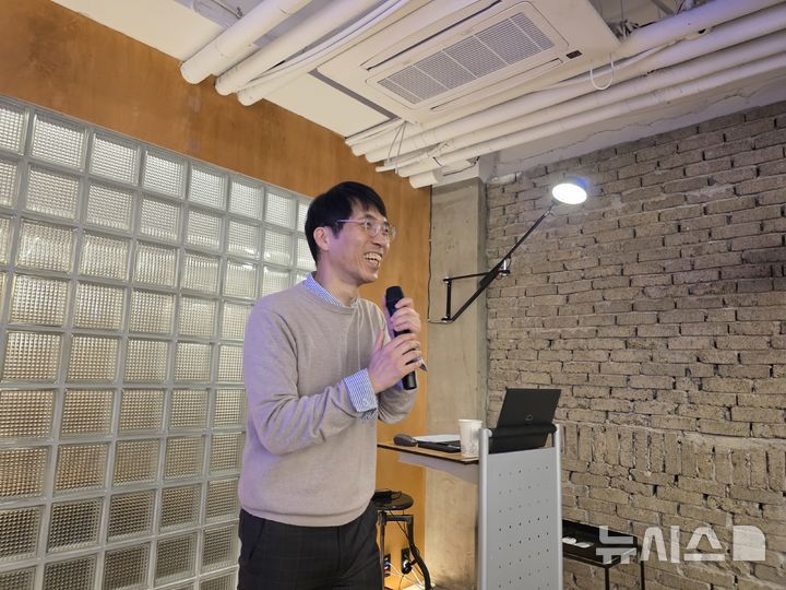 [서울=뉴시스] 정예빈 기자 = 우연철 진학사 입시전략연구소장이 '데이터로 보는 2026학년도 정시 아젠다'를 주제로 간담회를 진행하고 있다. 2025.12.12. 5757@newsis.com