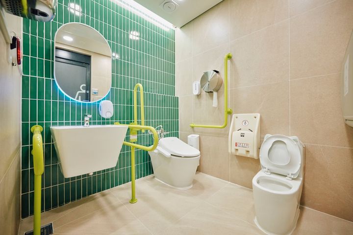 [서울=뉴시스] 도산공원 화장실 내부. 2025.12.12. (사진=강남구 제공) *재판매 및 DB 금지