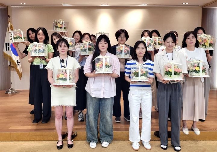 [서울=뉴시스] 원예봉사단 단체사진 (사진=유한양행 제공) 2025.12.12. photo@newsis.com *재판매 및 DB 금지