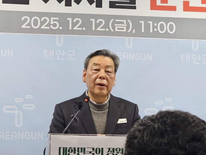 [태안=뉴시스] 김덕진 기자=가세로 충남 태안군수가 12일 태안군청 브리핑룸에서 군의회의 예산 삭감에 반발하는 기자회견을 갖고 있다. 2025.12.12. spark@newsis.com *재판매 및 DB 금지