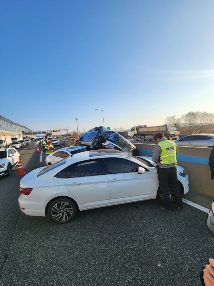 [인천=뉴시스] 수도권제1순환고속도로(판교 방향) 김포요금소 근처 졸음쉼터 인근에서 교통사고가 발생해 경찰이 사고 조사를 하고 있다. (사진=김포소방서 제공) 2025.12.12. photo@newsis.com *재판매 및 DB 금지
