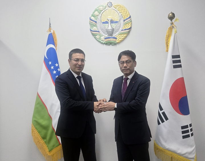 [세종=뉴시스] 한국지역난방공사는 전날(11일) 우즈벡 타슈켄트시 부지사 및 농림부 차관과 잇따라 면담을 진행하고, 뉴타슈켄트 신도시의 K-난방 도입 및 지작 바이오매스 열병합발전 관련 주요 협력 과제를 구체화했다고 12일 밝혔다. (사진=한난 제공) 2025.12.12. photo@newsis.com *재판매 및 DB 금지