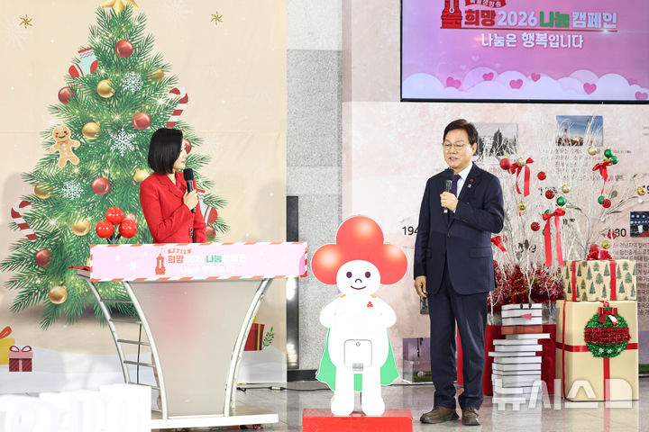 [창원=뉴시스]박완수 경남도지사가 12일 오전 KBS 창원방송총국에서 진행된 KBS 특별생방송 '희망2026 나눔캠페인, 나눔은 행복입니다'에 출연해 성금을 기부한 후 도민의 적극적인 동참을 요청하는 인터뷰를 하고 있다.(사진=경남도 제공) 2025.12.12. photo@newsis.com