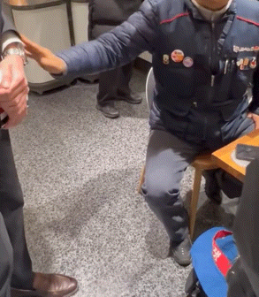 [뉴시스] 서울의 한 백화점에서 보안요원이 노동조합 조끼를 착용한 남성의 출입을 제지하는 영상이 공개되면서 논란이 확산되고 있다. (사진=x 갈무리) *재판매 및 DB금지 *재판매 및 DB 금지