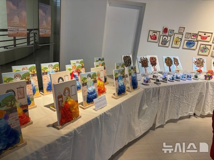 [평택=뉴시스] 평택북부장애인복지관 장애인 작품전시회 '시선의 머뭄'전 (사진=평택시 제공)2025.12.12.photo@newsis.com 