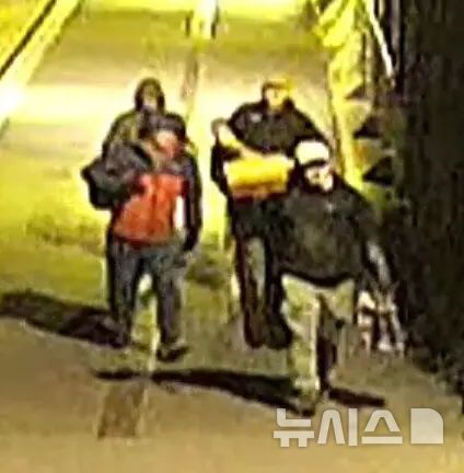 [서울=뉴시스]영국 경찰이 공개한 브리스틀 박물관 도난 용의자 4명의 CCTV 사진. (사진 = 뉴욕타임스 캡처)