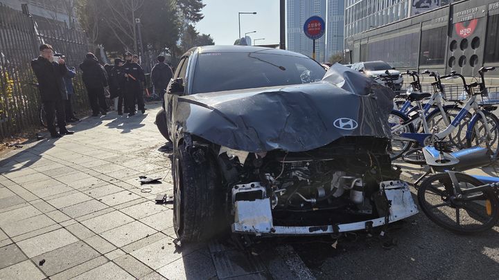 [세종=뉴시스] 강종민 기자 = 12일 낮 세종시 정부세종청사 산업통상자원부 인근에서 발생한 개인택시 단독사고로 차량은 인도를 침범해 철제 담장과 버스정류장 시설물 등을 파손했으며, 공유 자전거도 충격으로 쓰러졌다. 경찰과 소방당국이 출동해 사고 수습과 교통 통제를 진행하고 있다. 2025.12.12. ppkjm@newsis.com *재판매 및 DB 금지